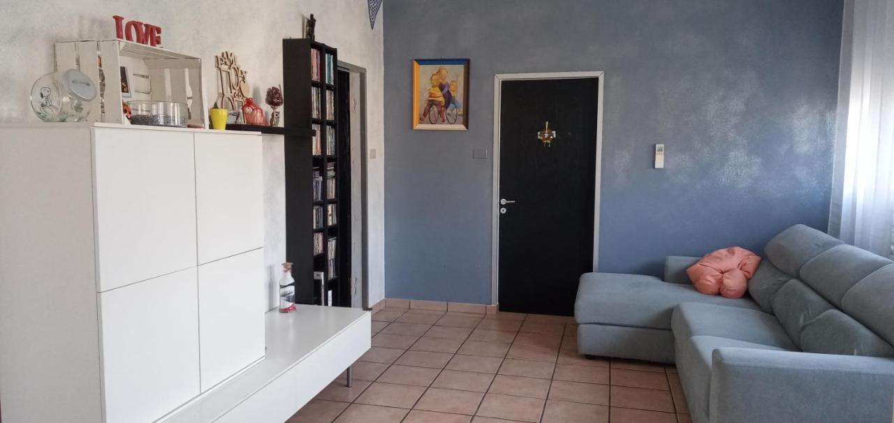 Locazione Mimosa Con Giardino Ostellato Exterior foto