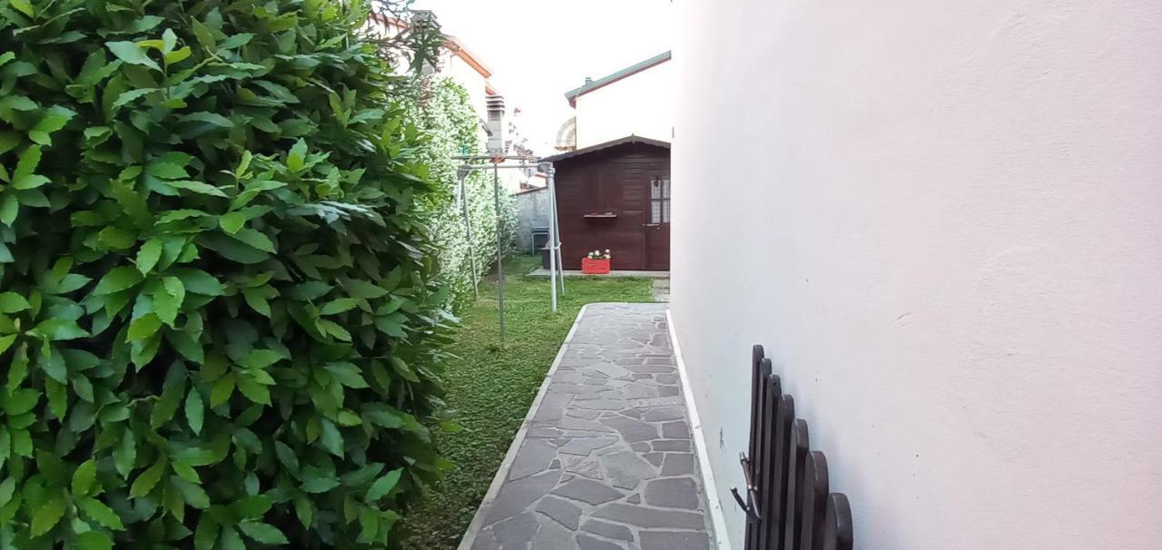 Locazione Mimosa Con Giardino Ostellato Exterior foto